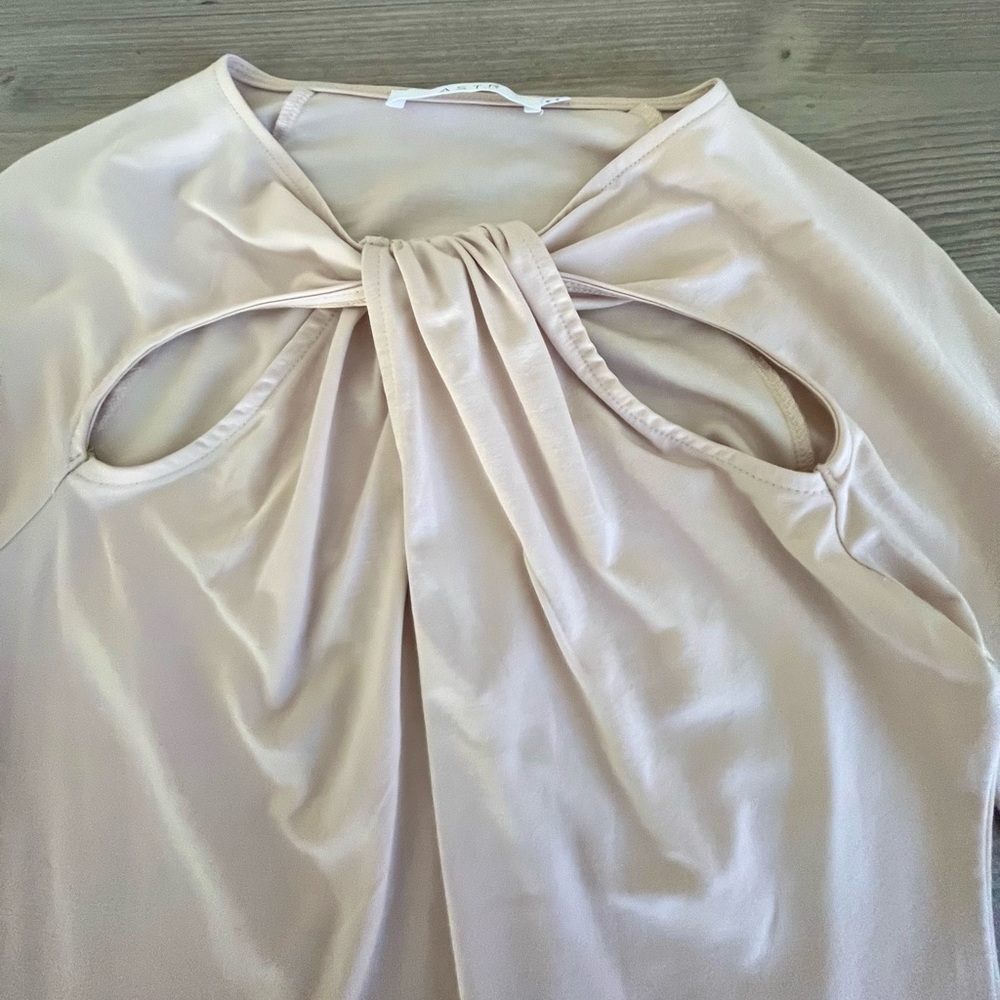 NWOT- ASTR THE LABEL- Multicutout long sleeve bodysuit in bone- Size M - Picture 5 of 7